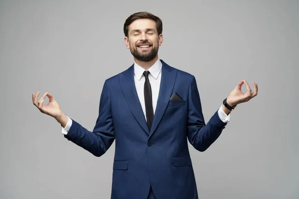 Foto estúdio de meditativo jovem bonito homem de negócios elegante vestindo terno — Fotografia de Stock