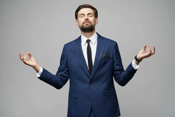 Foto estúdio de meditativo jovem bonito homem de negócios elegante vestindo terno — Fotografia de Stock