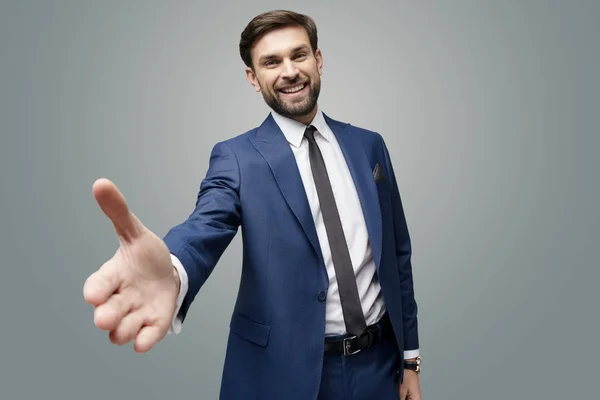 Tiro selfie grande ângulo de sucesso jovem empresário segurando a mão para um aperto de mão — Fotografia de Stock