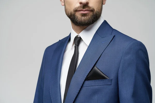 Foto de estúdio de jovem bonito homem de negócios elegante vestindo terno — Fotografia de Stock