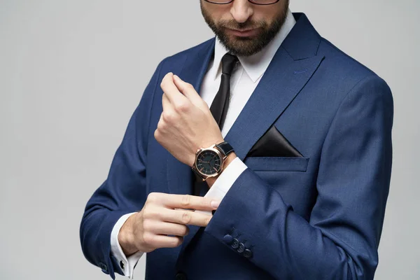 Studio girato elegante uomo d'affari indossa vestito e orologi — Foto Stock