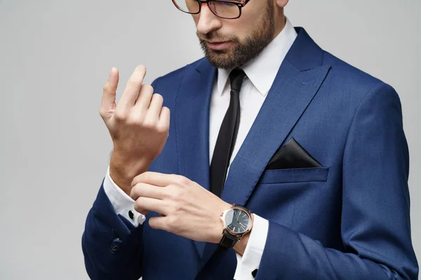 Estúdio tiro elegante homem de negócios vestindo terno e relógios — Fotografia de Stock
