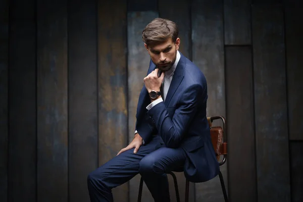 Foto interior de jovem bonito homem de negócios elegante vestindo terno — Fotografia de Stock