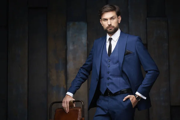 Foto indoor di giovane bell'uomo d'affari elegante che indossa vestito — Foto Stock