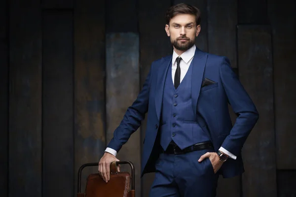 Foto indoor di giovane bell'uomo d'affari elegante che indossa vestito — Foto Stock