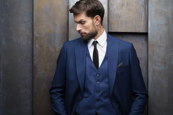 Foto indoor di giovane bell'uomo d'affari elegante che indossa vestito — Foto Stock