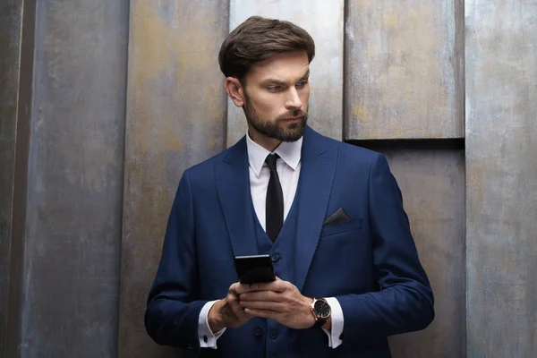 Foto interior de joven guapo elegante hombre de negocios con traje — Foto de Stock