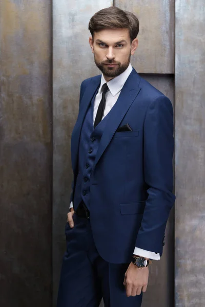 Foto interior de joven guapo elegante hombre de negocios con traje — Foto de Stock
