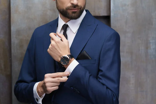 Foto interior de jovem bonito homem de negócios elegante vestindo terno — Fotografia de Stock