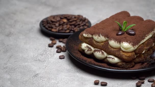 Dessert tiramisu classique sur plaque céramique sur fond de béton — Video
