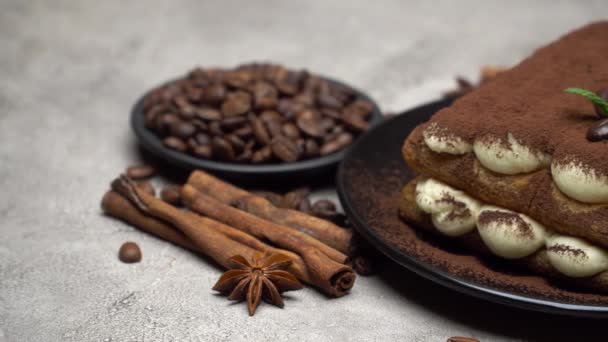 Postre tiramisú clásico sobre plato de cerámica sobre fondo de hormigón — Vídeos de Stock