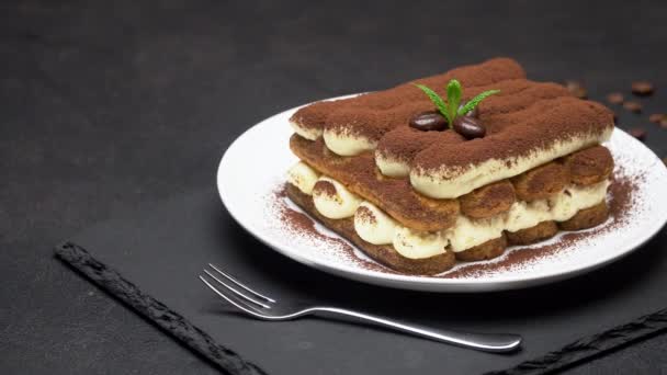 Klassisches Tiramisu-Dessert auf Keramikteller auf Betongrund — Stockvideo