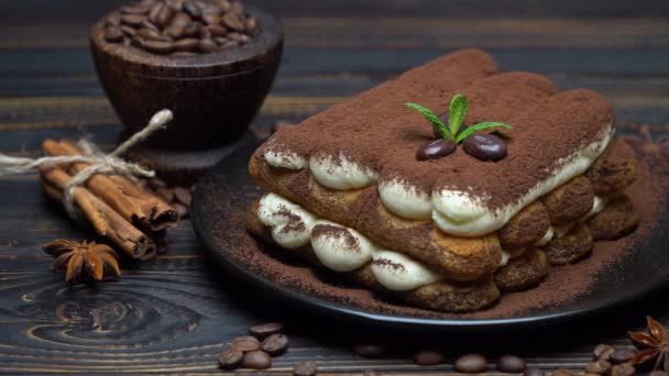 Postre tiramisú clásico sobre plato de cerámica sobre fondo de madera — Vídeos de Stock