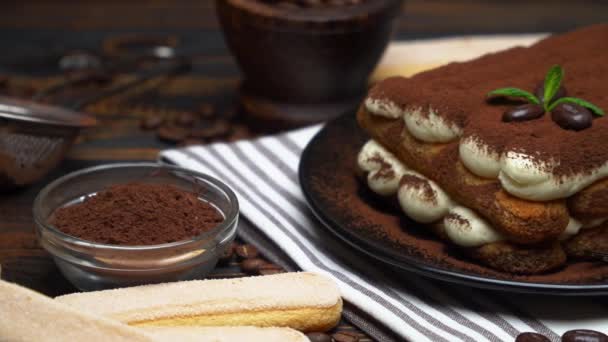 Klasický tiramisu dezert a savoiardi sušenky na keramické desce na betonovém pozadí — Stock video