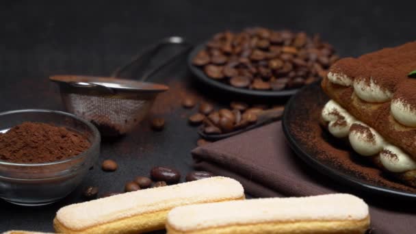 Postre tiramisú clásico y galletas savoiardi en placa de cerámica sobre fondo de hormigón — Vídeos de Stock