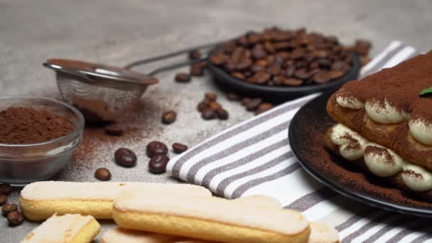 Klasik tiramisu tatlısı ve çimento arka planda seramik tabakta savoiardi kurabiyeleri. — Stok video