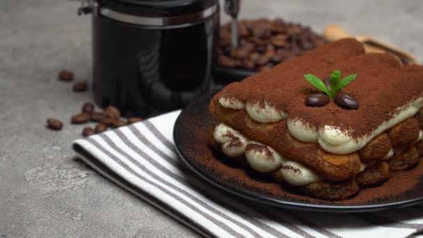 Classic tiramisú postre y molinillo de café en placa de cerámica sobre fondo de hormigón — Vídeos de Stock