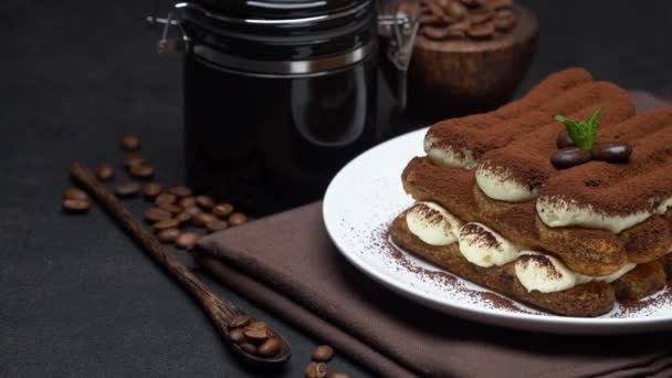 Klasik tiramisu tatlısı ve çimento arka planda seramik tabakta kahve öğütücüsü. — Stok video