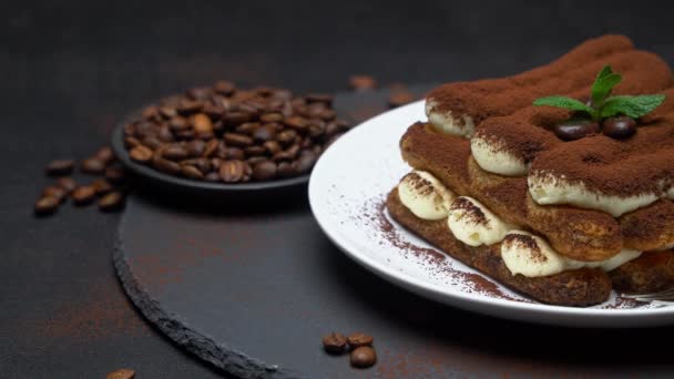 Postre tiramisú clásico sobre plato de cerámica sobre fondo de hormigón — Vídeo de stock