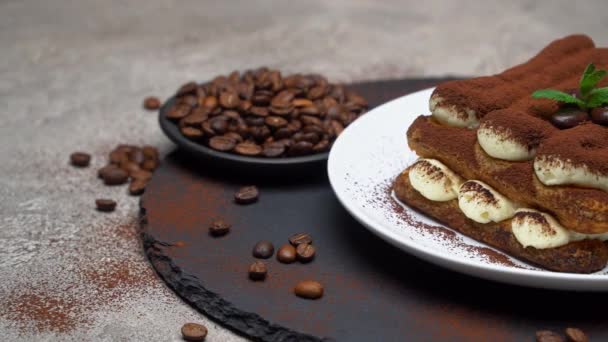 Dessert tiramisù classico su piatto di ceramica su sfondo di cemento — Video Stock