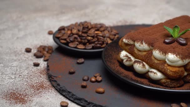 Klassieke tiramisu dessert op keramische plaat op beton achtergrond — Stockvideo