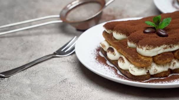 Dos porciones de postre tiramisú clásico en placa de cerámica sobre fondo de hormigón — Vídeos de Stock