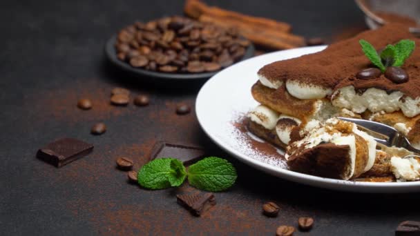 Porción de postre tiramisú clásico en placa de cerámica sobre fondo de hormigón — Vídeo de stock