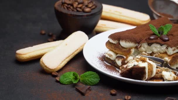 Porción de postre tiramisú clásico y galletas savoiardi sobre fondo de hormigón — Vídeos de Stock