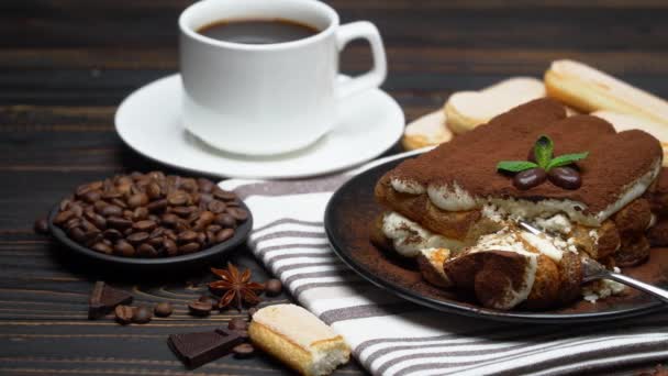 Portion de dessert tiramisu classique et biscuits savoiardi sur fond de bois — Video