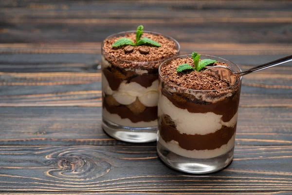 Dessert tiramisù classico in una tazza di vetro su sfondo di legno — Foto Stock