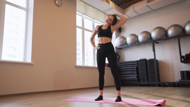 4x lassított felvétel gyönyörű fiatal nő edzés és nyújtás beltérben — Stock videók