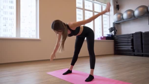 4x slow motion vídeo of Beautiful young woman working out and stretching indoors — Vídeo de Stock