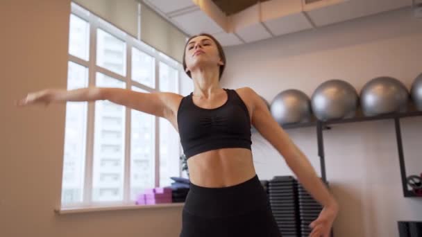 4x slow motion vídeo of Beautiful young woman working out and stretching indoors — Vídeo de Stock