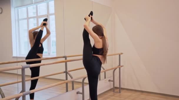 4x slow motion video van mooie jonge vrouw uit te werken en stretching binnen — Stockvideo