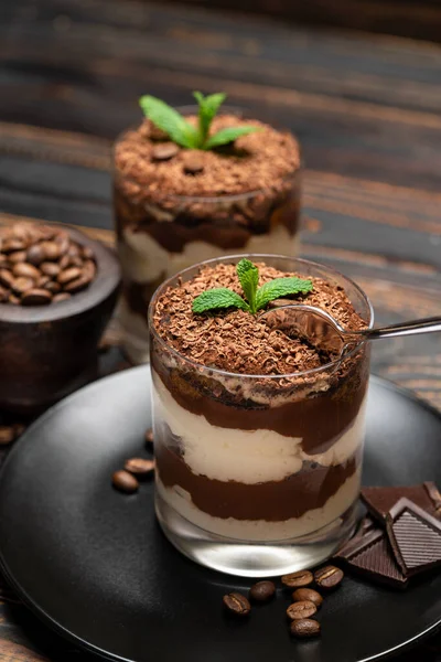 Postre tiramisú clásico en una taza de vidrio sobre fondo de madera — Foto de Stock