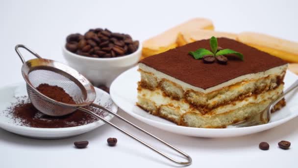 Traditionell italiensk Tiramisu dessert fyrkantig portion på keramiska plattan och savoiardi cookies — Stockvideo