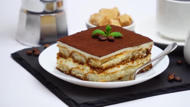 Порция десерта Тирамису, кофеварка мокко, молоко или сливки, сахар и чашка свежего кофе эспрессо — стоковое видео