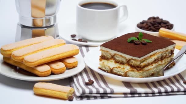 Tiramisu dessert portion, mocka kaffebryggare, savoiardi cookies och kopp espresso kaffe — Stockvideo