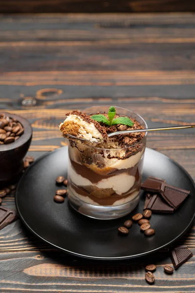Dessert tiramisù classico in una tazza di vetro su sfondo di legno — Foto Stock