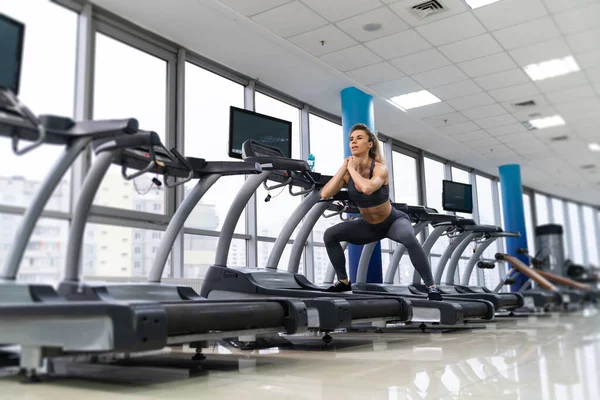 Young sporty Woman On Running Machine In Gym — Stock Photo, Image