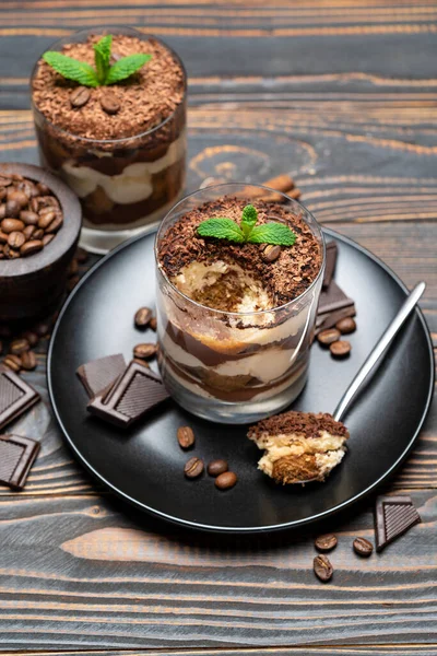 Dessert tiramisù classico in una tazza di vetro su sfondo di legno — Foto Stock