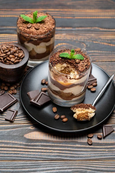 Postre tiramisú clásico en una taza de vidrio sobre fondo de madera — Foto de Stock