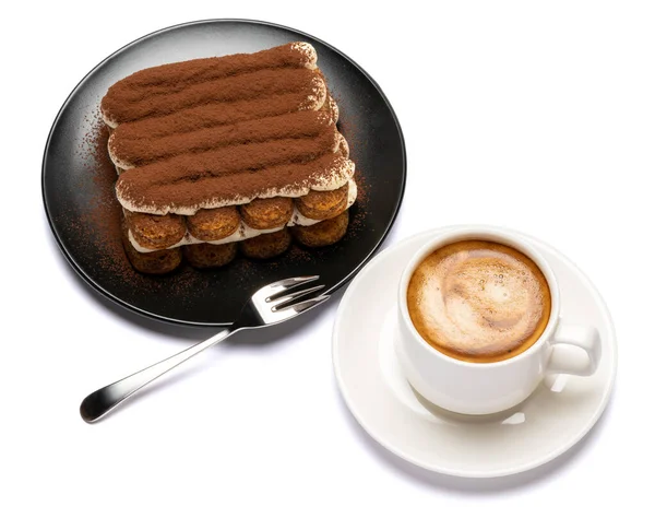 Klasyczny deser tiramisu na ceramicznym talerzu i filiżance kawy odizolowanej na białym tle ze ścieżką wycinania — Zdjęcie stockowe