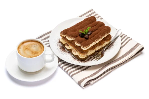 Класичний десерт тірамісу на керамічній тарілці та чашці кави ізольовані на білому тлі з відсічним контуром — стокове фото