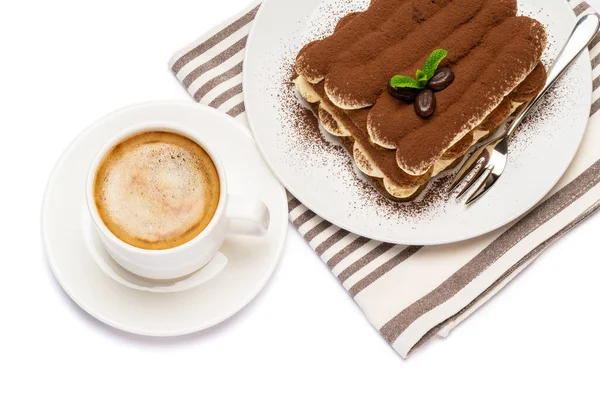 Классический десерт тирамису на керамической пластины и чашку кофе изолированы на белом фоне с вырезкой пути — стоковое фото