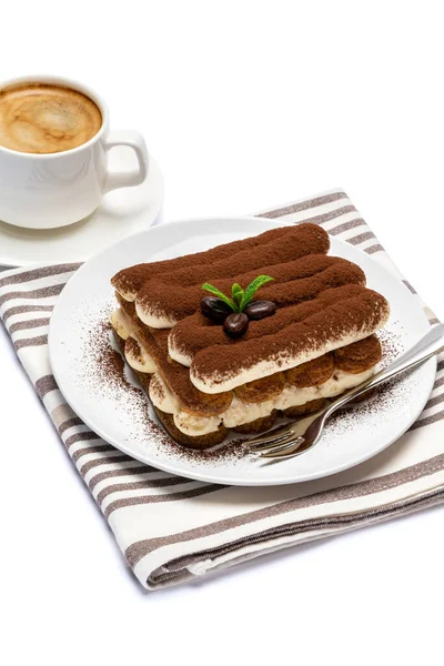 Postre tiramisú clásico en plato de cerámica y taza de café aislado sobre fondo blanco con camino de recorte — Foto de Stock