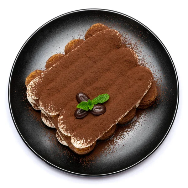 Klassisches Tiramisu-Dessert auf Keramikteller isoliert auf weißem Hintergrund mit Clipping-Pfad — Stockfoto