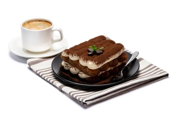 Sobremesa tiramisu clássico na placa de cerâmica e xícara de café isolado no fundo branco com caminho de recorte — Fotografia de Stock