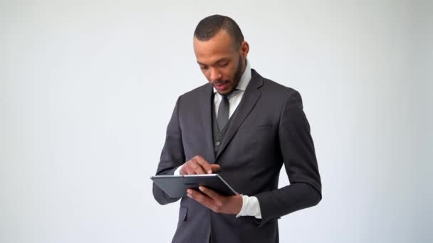 Професійний афро-американський бізнесмен тримає планшетний ПК — стокове відео