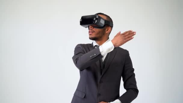 Αφροαμερικανός επιχειρηματίας που χρησιμοποιεί ακουστικά εικονικής πραγματικότητας VR — Αρχείο Βίντεο